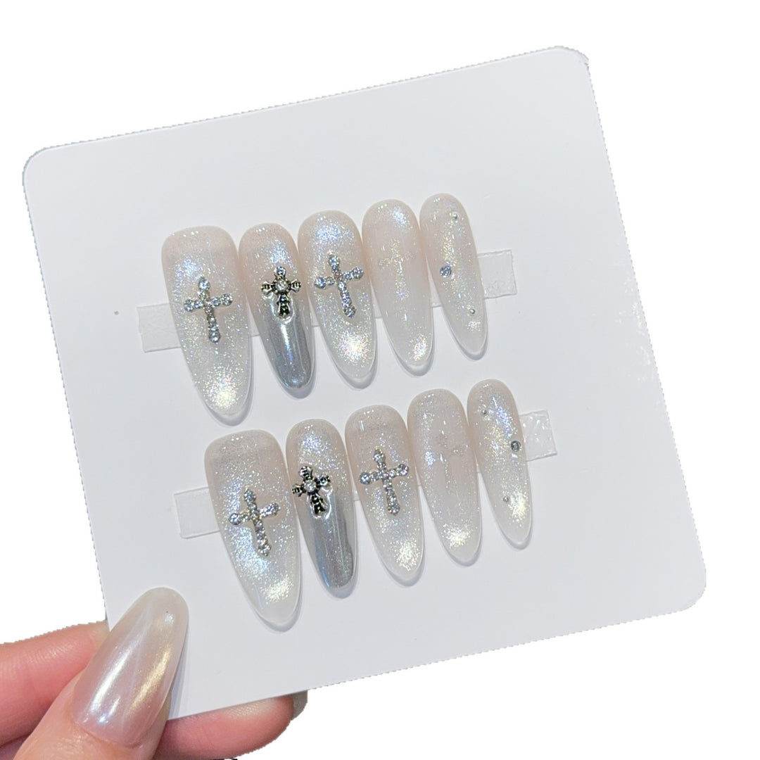 Glamorous artificial nails with sparkling accents Kalsten