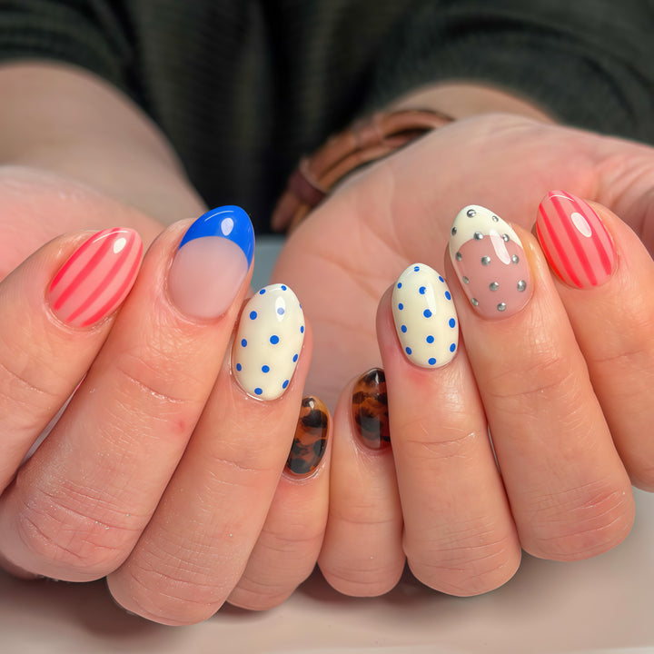 Fake nails in playful design with dots and stripes Kalsten