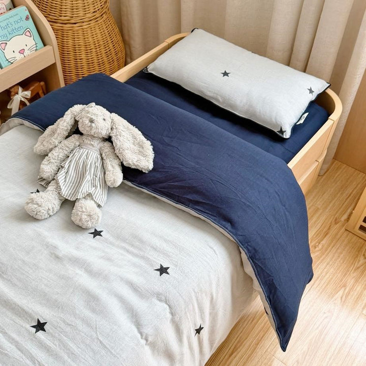 Children's bedding set with strawberry embroidery made of cotton muslin