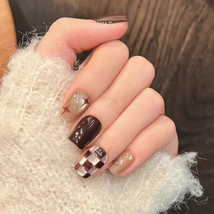 Artificial Nails in Elegant Checkered Pattern Kalsten