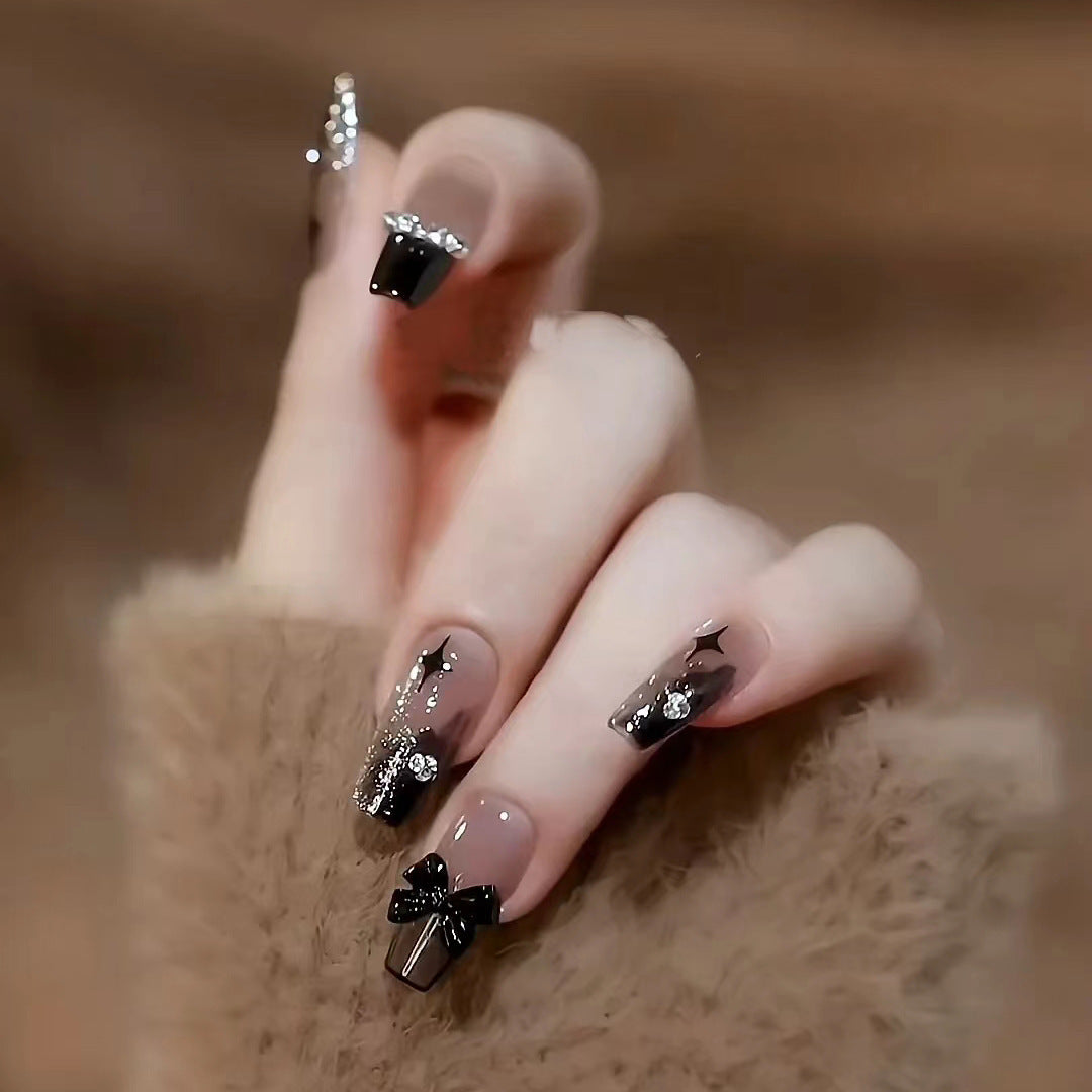 Artificial nails with glamorous pearl details Kalsten