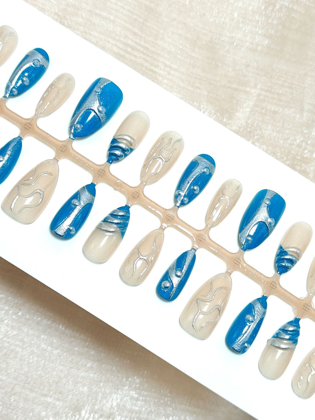 Artificial nails with creative shimmer design Kalsten
