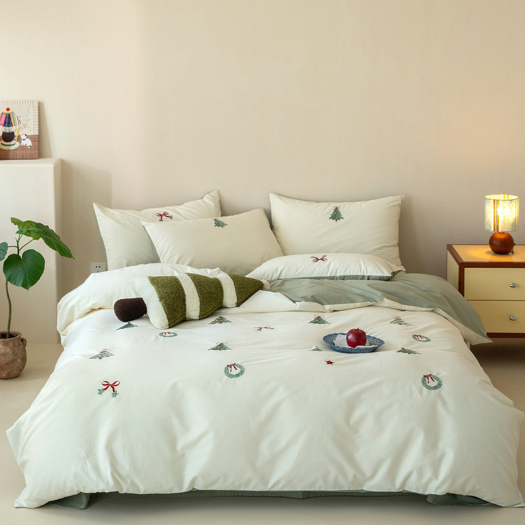 Embroidered cotton bedding set with Christmas tree and wreath emblems