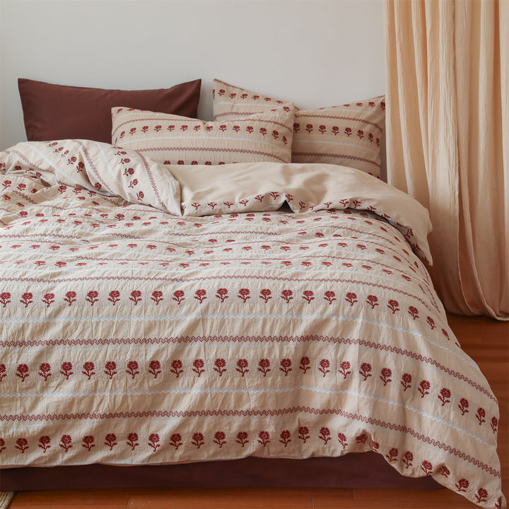 Cotton bed linen set with embroidered rose pattern and linen structure