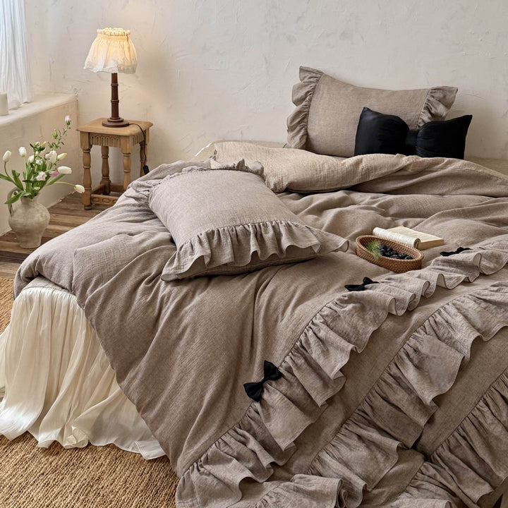 Ruffled bedding set in linen look with reversible pillowcase