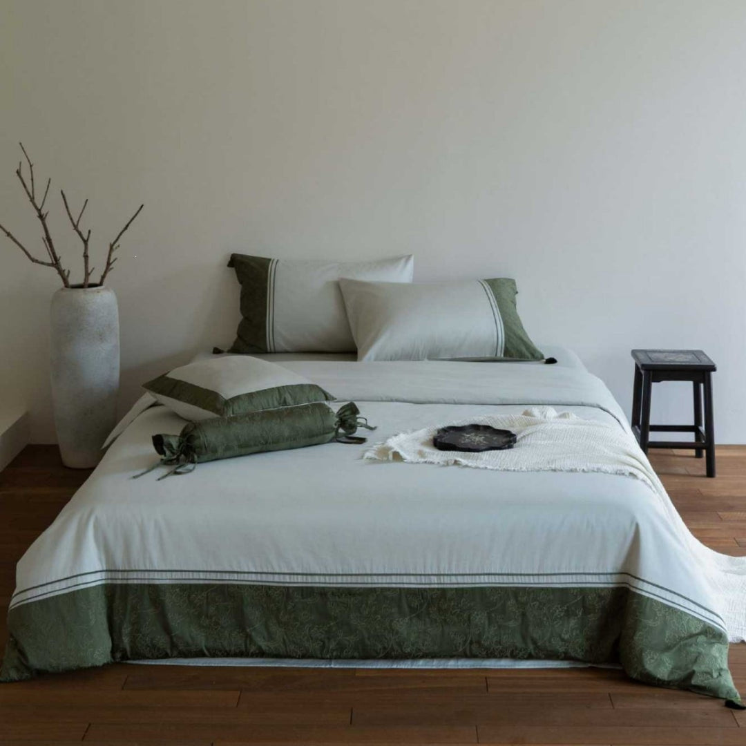 Bedding set made of cotton satin with decorative hem and decorative pillow