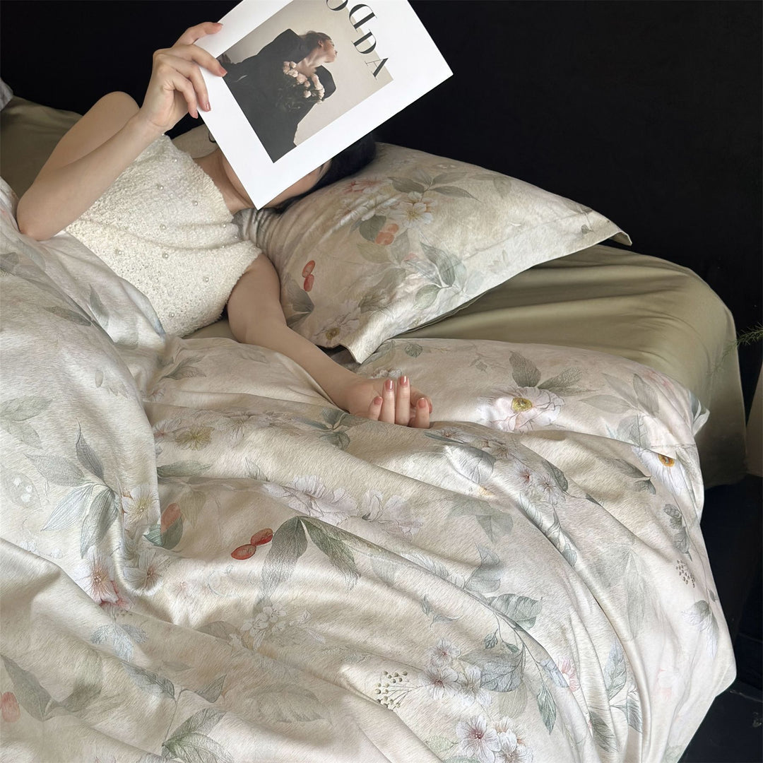 Luxurious bedding set made of cotton satin with floral pattern and concealed zipper
