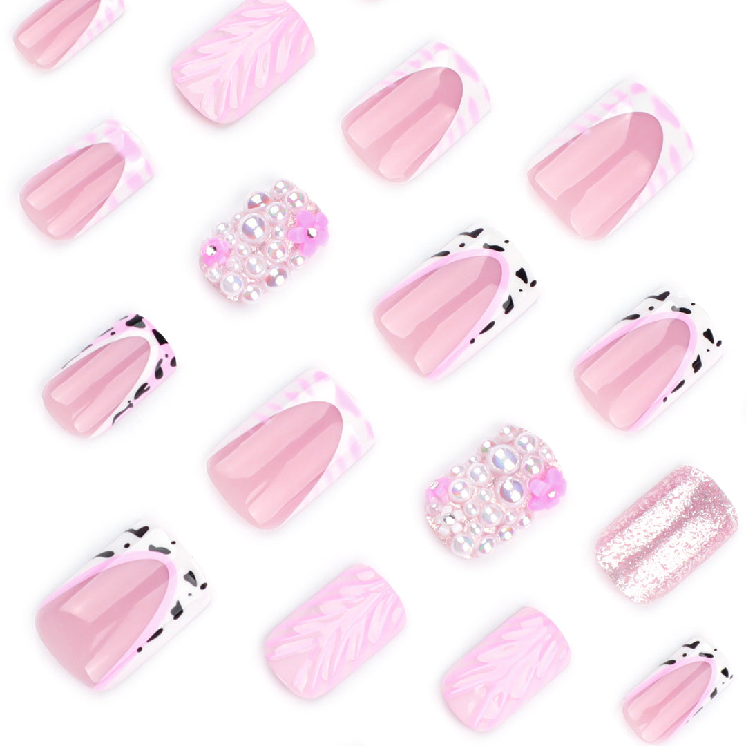 Artful nail extensions with mother-of-pearl effects and delicate design Kalsten