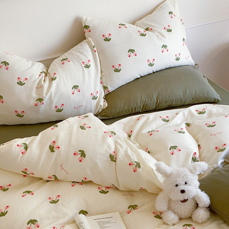 Cotton satin bedding set with playful strawberry all-over print and reversible blanket