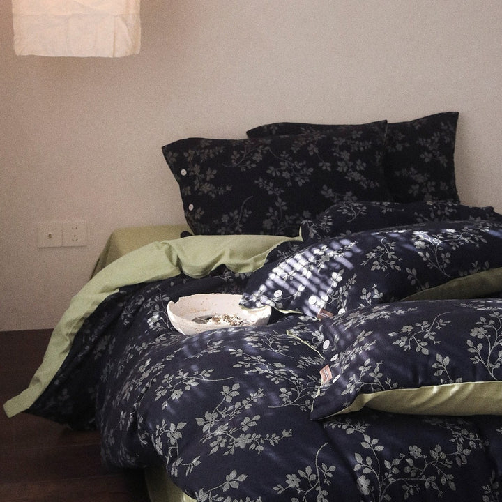 Reversible linen-cotton bedding set with button closure and floral pattern