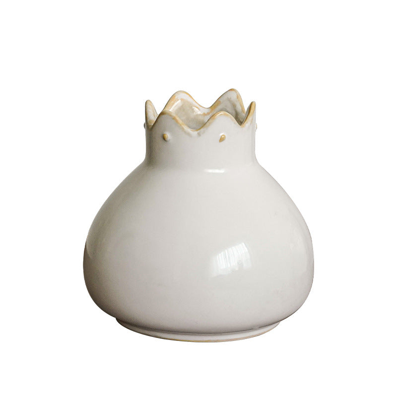 Elegant ceramic vase with wavy edge Kalsten
