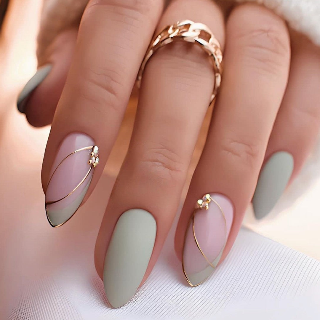 Artificial nail creation with glamorous tips and glitter details Kalsten