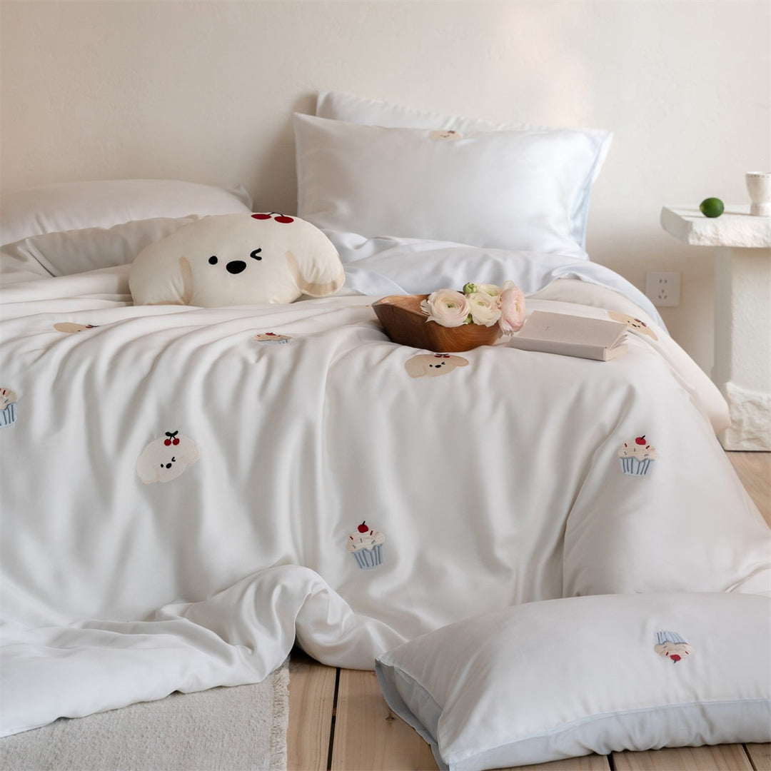 Satin bedding set with fine balloon and animal embroidery