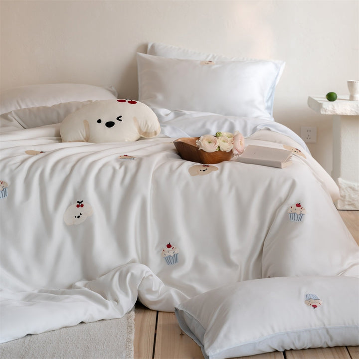 Satin bedding set with fine balloon and animal embroidery
