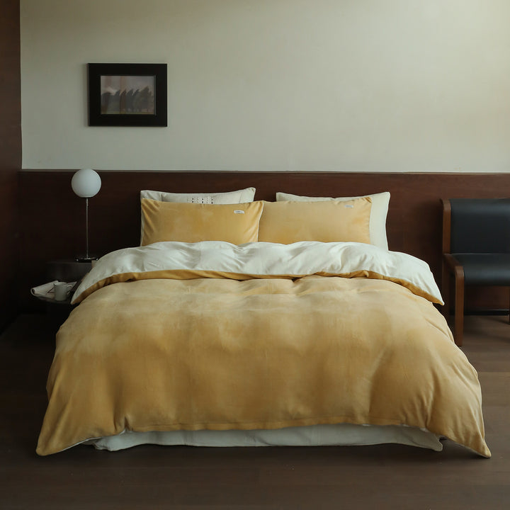 Plush bedding set with velvety microfiber surface Kalsten