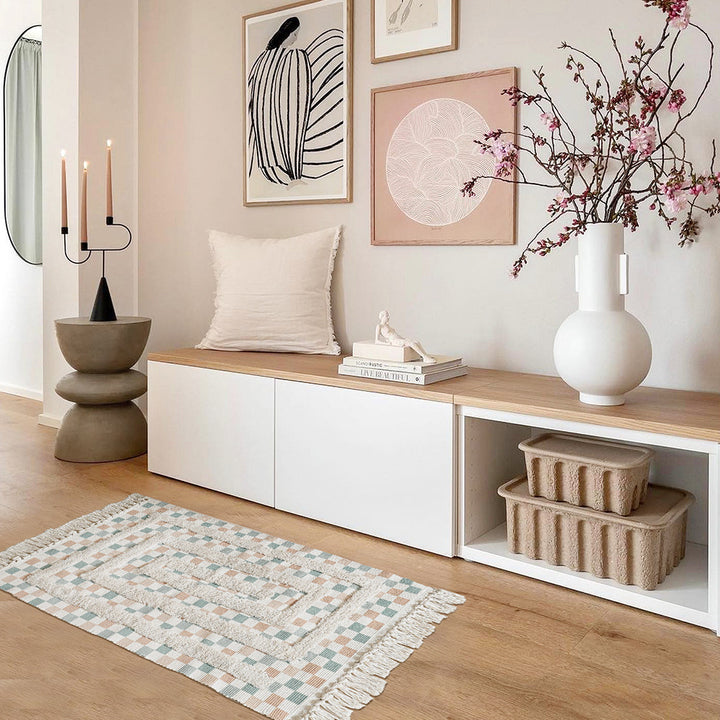 Hand-tufted bathroom mat with fringes, decorative dot-and-dash pattern and non-slip backing Kalsten