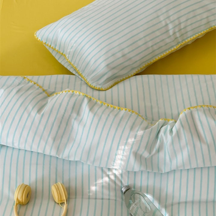 Striped cotton percale bedding set with contrasting decorative piping