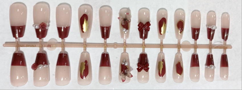 Glamorous nail art with pearls and glitter Kalsten