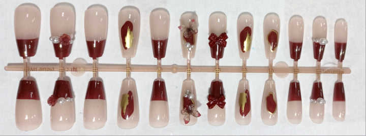 Glamorous nail art with pearls and glitter Kalsten