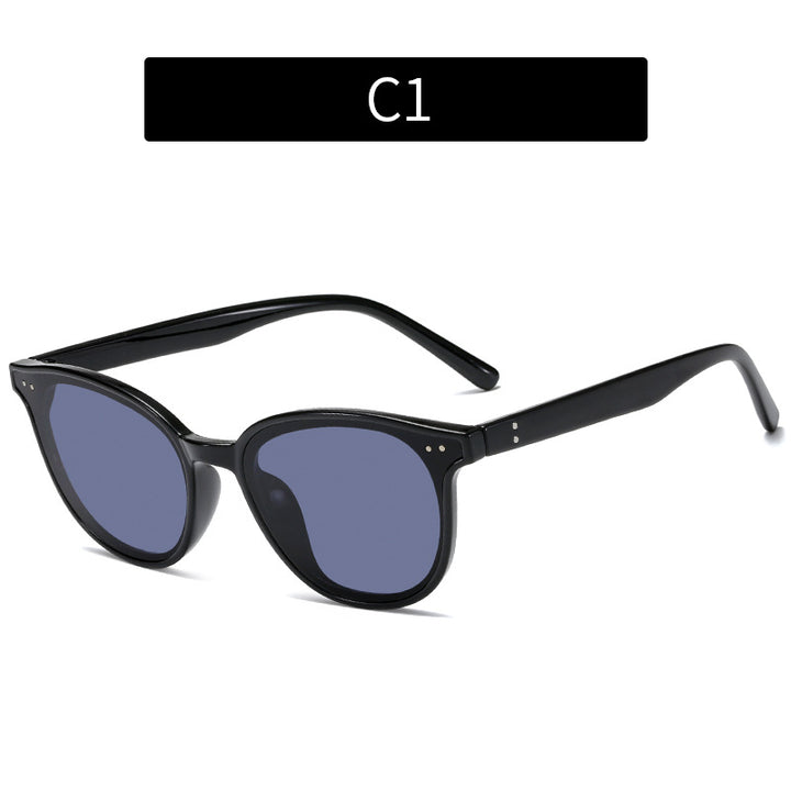 Trendy Cat-Eye Sunglasses with Unique Tortoiseshell Frame