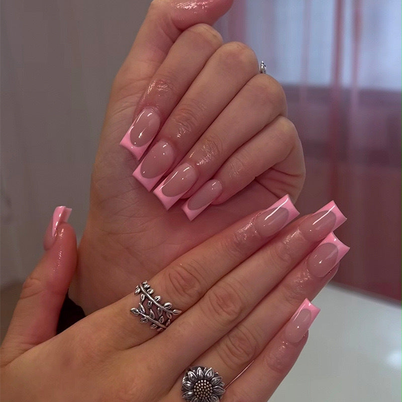 Artifical nail set with modern French tips and elegant accents Kalsten