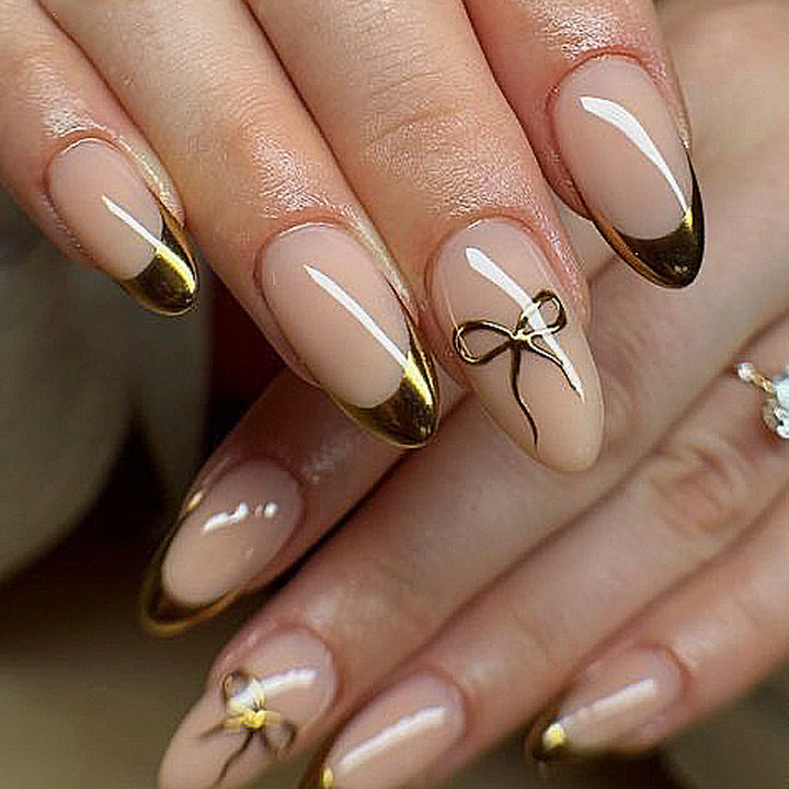 Elegant Nail Art with Gold Accents Kalsten