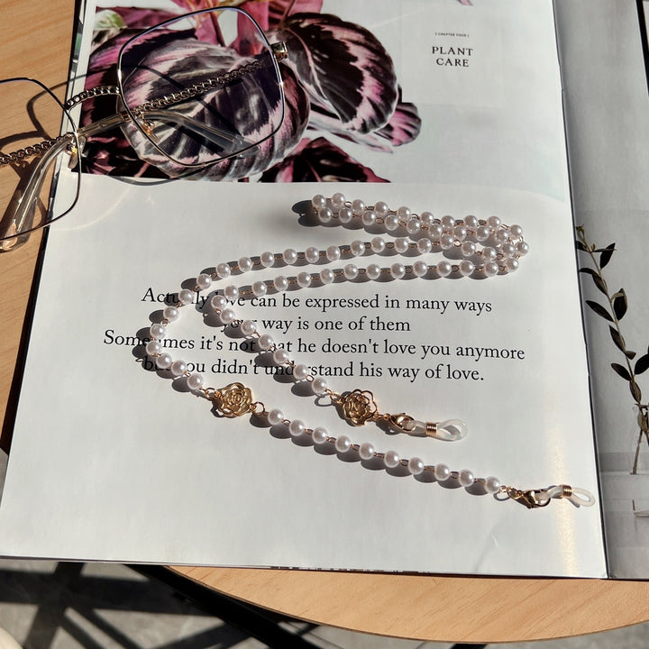 Elegant Pearl and Gold-Accented Eyewear Chain Kalsten