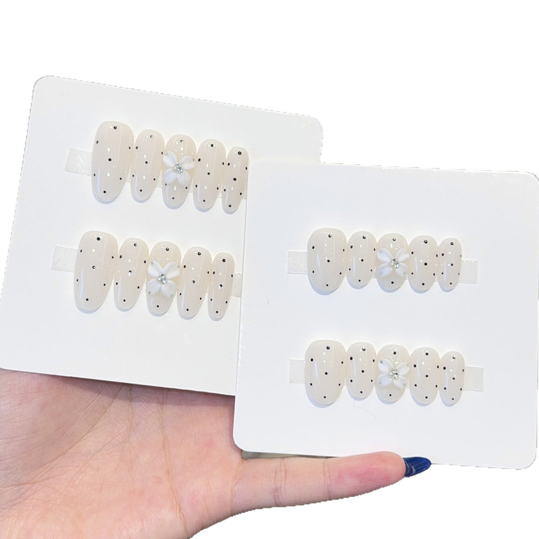 Artificial nail tips with floral and dotted accents Kalsten