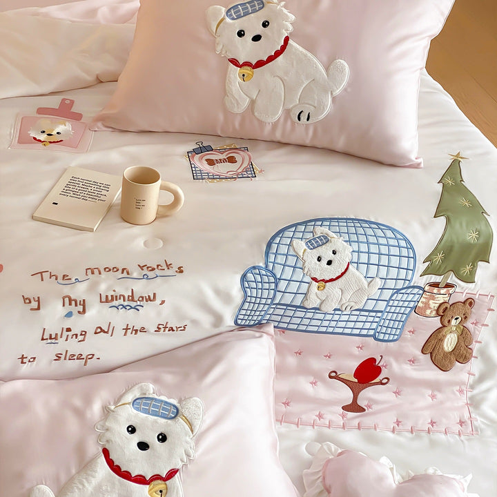Playful satin bedding set with appliquéd animal motifs and quilted bedspread