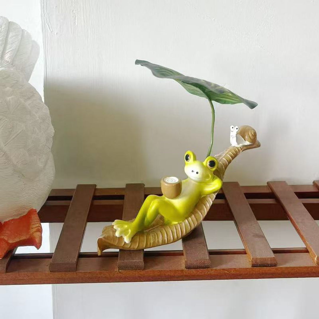 Funny frog figure with leaf decor Kalsten