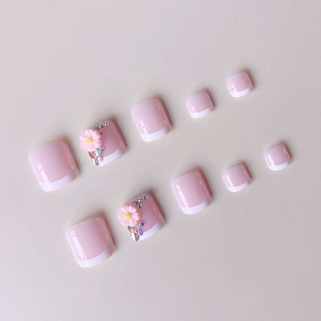 Nail design with floral accents Kalsten