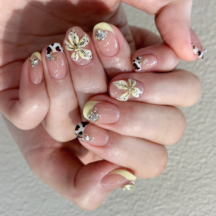 Exclusive nail art with floral design and glitter accents Kalsten