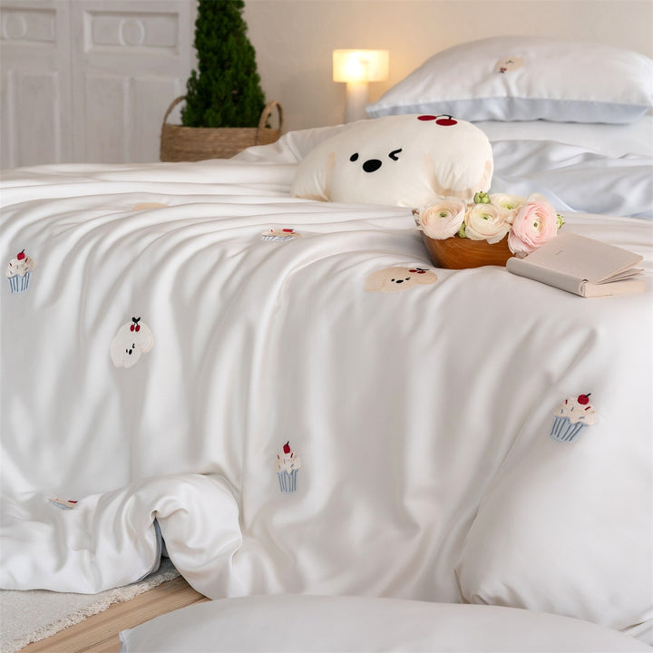Satin bedding set with fine balloon and animal embroidery