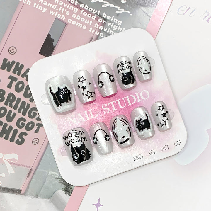 Playful nail art with cat motifs Kalsten