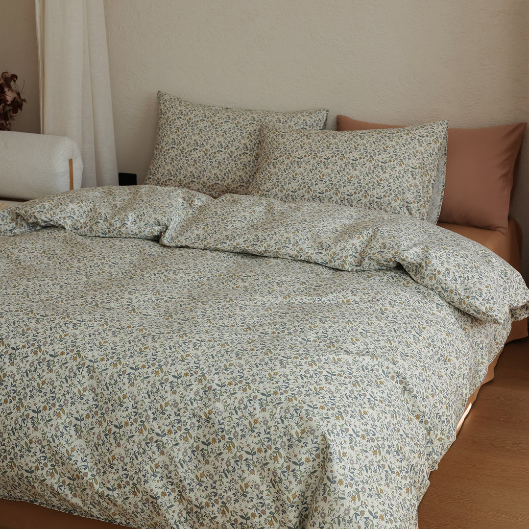Cotton satin bedding set with fine watercolor floral pattern and soft touch