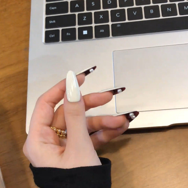 Glamorous artificial nails with elegant accents Kalsten