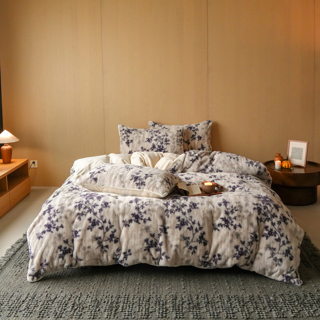 Plush bedding set with floral microfleece quilt cover