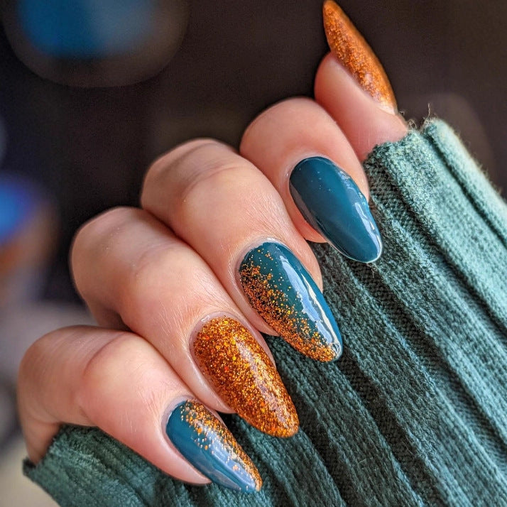 Glamorous artificial nails with sparkling accents Kalsten