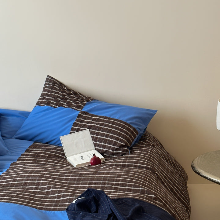 Luxurious cotton bedding set with checkered pattern and pillowcases