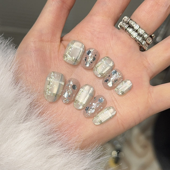 Glamorous artificial nail tips with metallic detail Kalsten