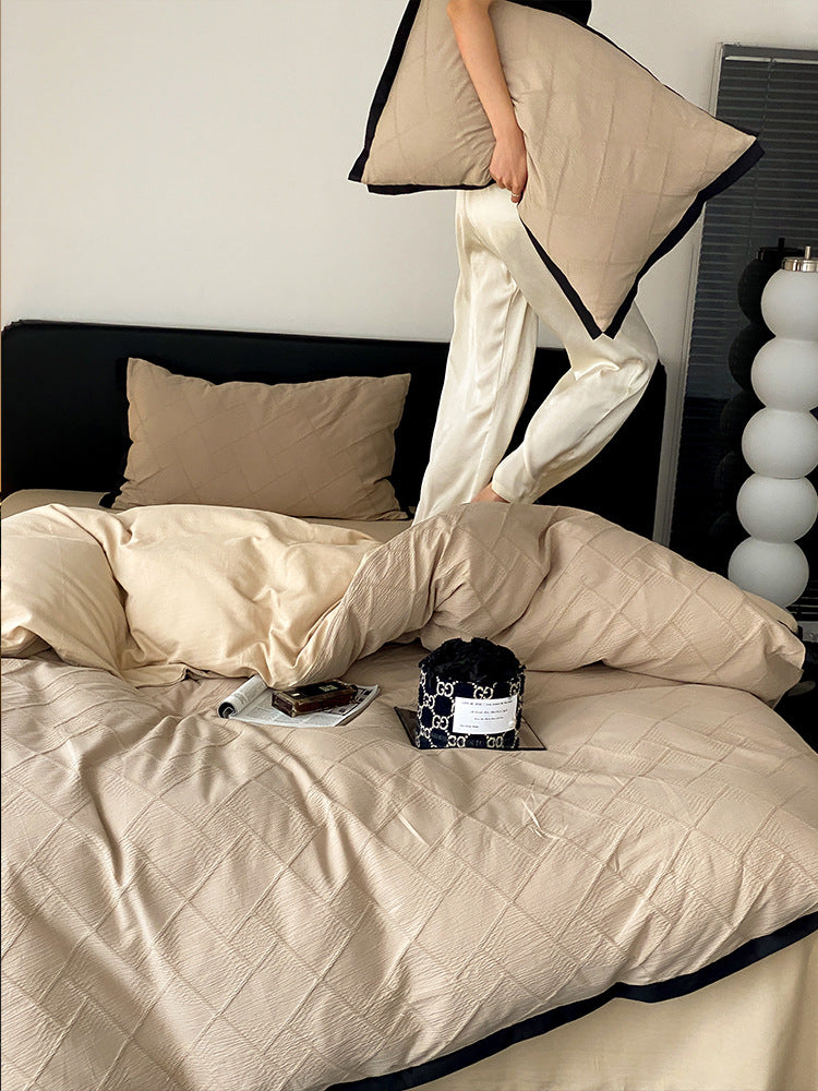 Padded duvet set made of cotton satin with contrasting piping edge