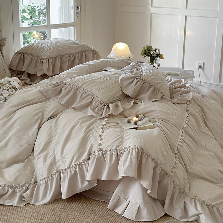 Bedding set made of cotton percale with ruffled flounce, decorative pleats, and pompom edge