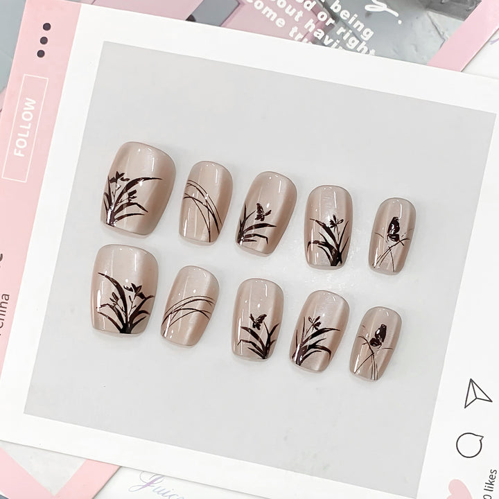 Artfully designed nails with floral motifs Kalsten