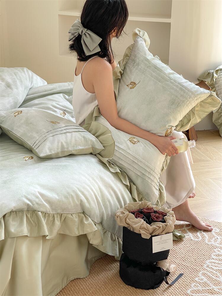 Cotton satin bed linen set with subtly embroidered leaves and a silky-matte surface