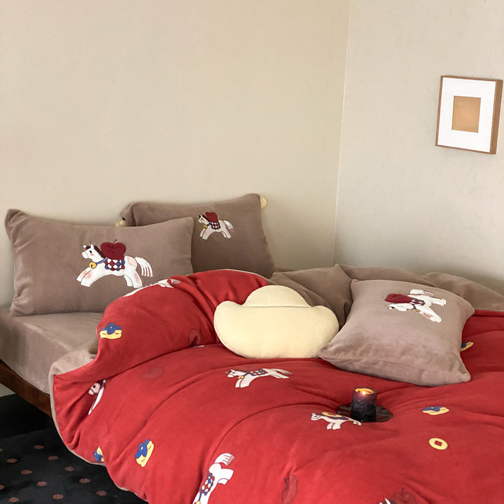 Cozy bedding set made of velvet with horse appliqué