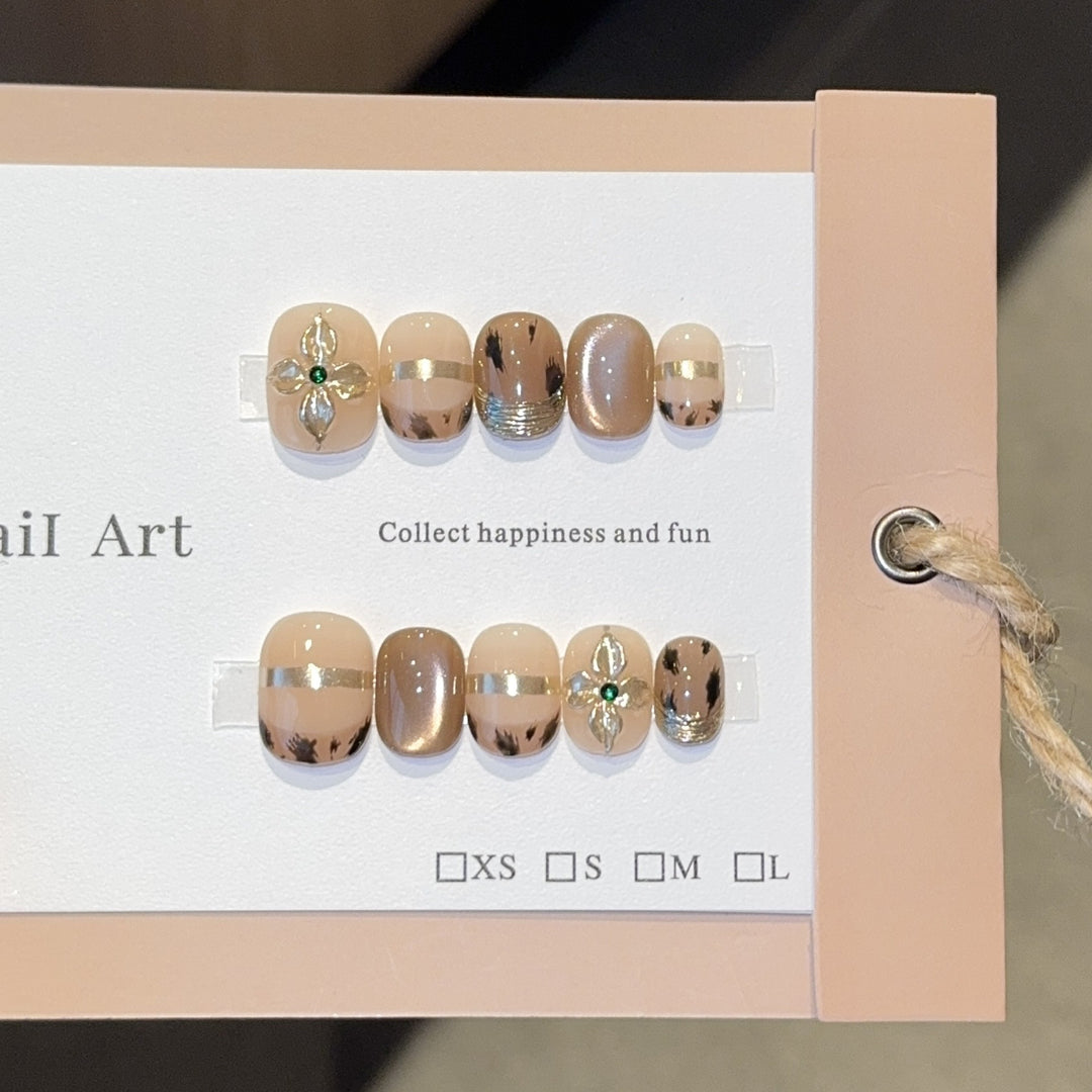 Artificial nails with elegant gold embellishments Kalsten