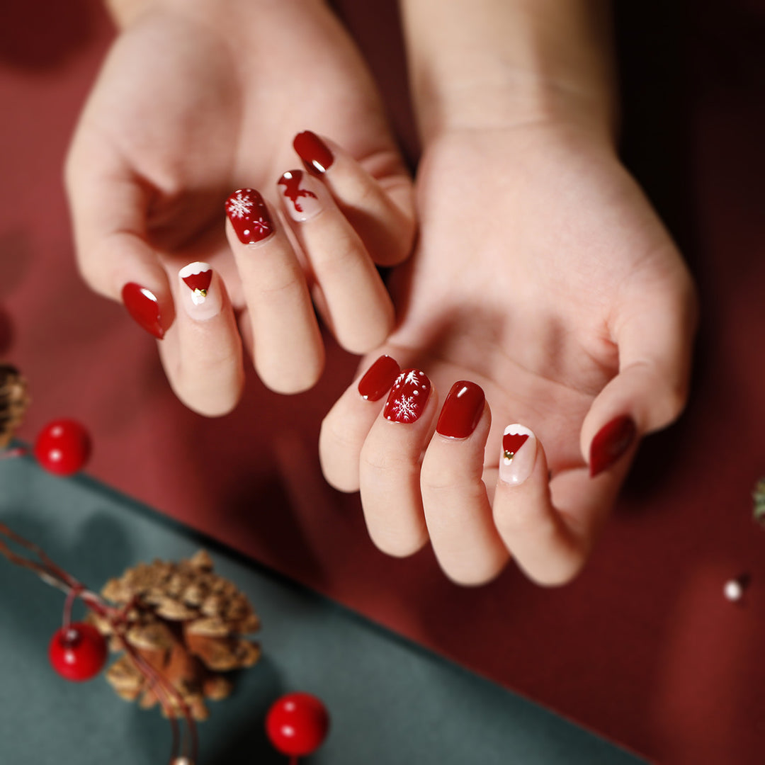 Elegant artificial nails with golden accents and floral design Kalsten