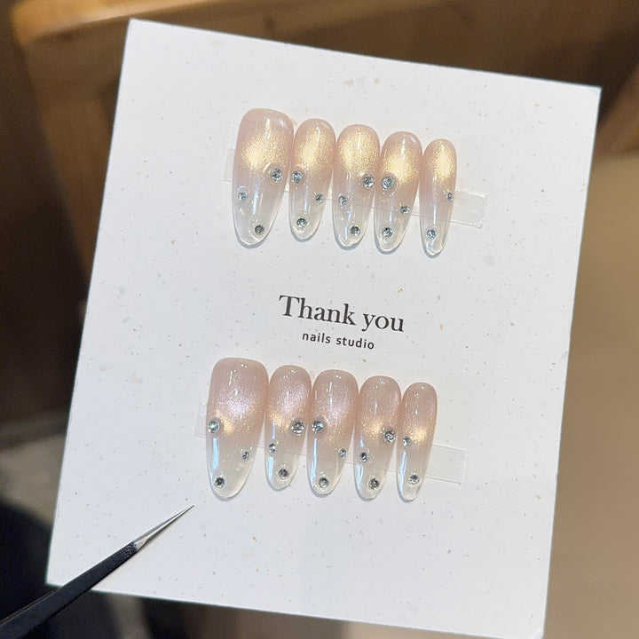 Artificial nails with shimmering accents and elegant rhinestone details Kalsten