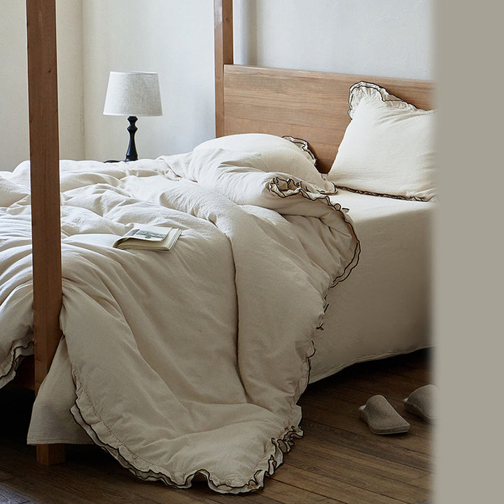Linen-cotton bedding set with ruffled edge and throw blanket