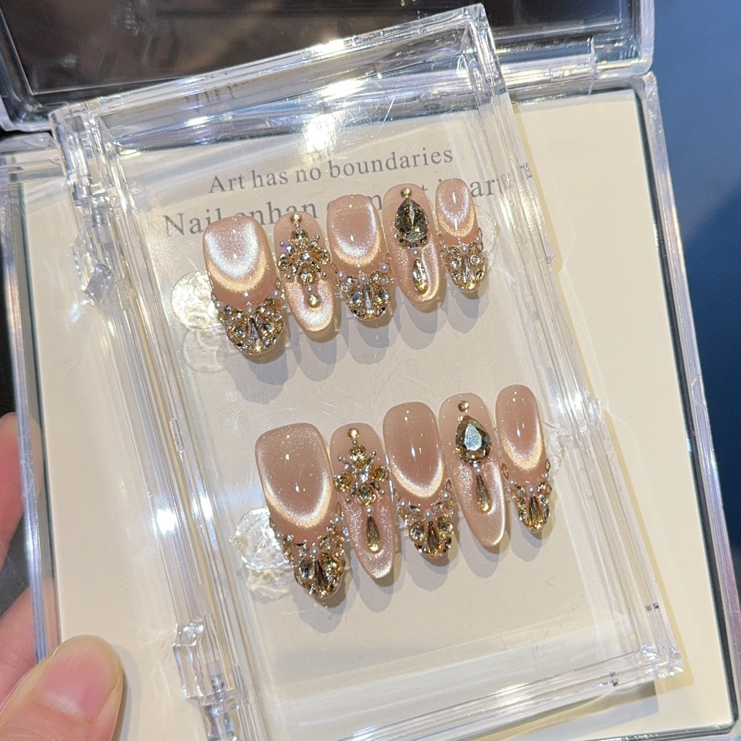 Glamorous artificial nails with glitter details Kalsten